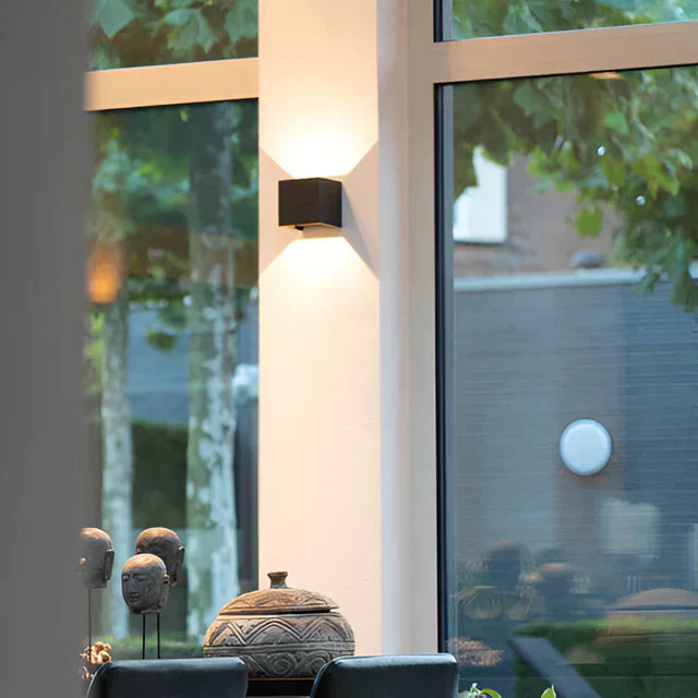 Kabellose Wandleuchte für innen und außen | LED Wandlampe mit Akku und Sensor in schwarz und weiß