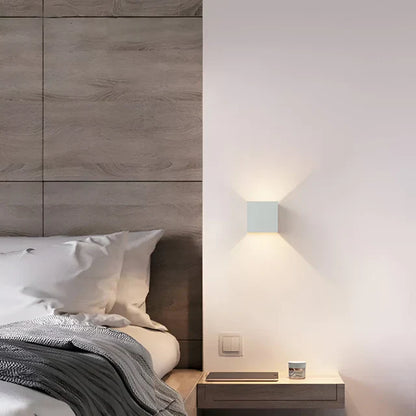 Kabellose Wandleuchte für innen und außen | LED Wandlampe mit Akku und Sensor in schwarz und weiß